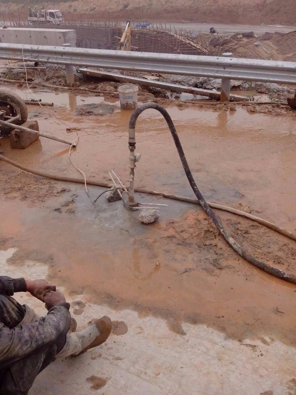 万江街道路基压密注浆